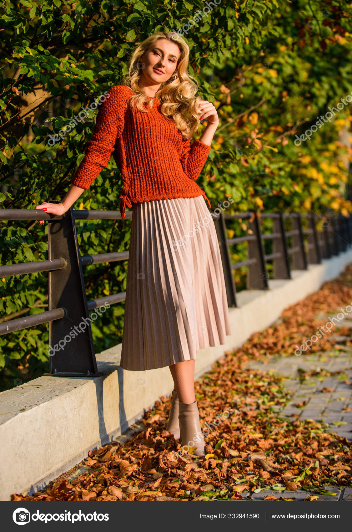 Efterår mode. Nuttet dame nyde efterår. Moderigtigt tøj. Pige smukke blondine. Kvindelighed og ømhed. Kvinde gå i efteråret park. Plisseret nederdel mode tendens. Efterår stilfulde outfit — Stock-foto © stetsik #332941590