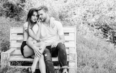 Sevgilimle rahatlamak. Aşıklar kucaklaşır. Aşık bir çift bankta oturuyor. Güven ve samimiyet. Şehvetli sarılma. Aşk ve romantizm kavramı. Yaz tatili. Parkta romantik bir randevu. Aşık yakışıklı adam güzel kız