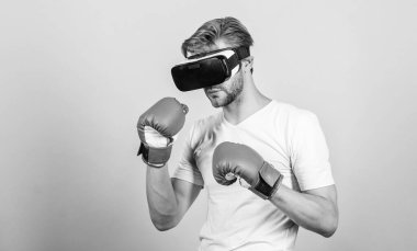 Artırılmış 3d dünya. Siber sporcu boks eldivenleri. Adam Vr gözlük oyunu oynamak. Siber spor konsepti. Man boxer sanal gerçeklik kulaklık simülasyonu. Siber antrenör online eğitim. Siber uzayı keşfedin