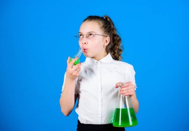 Güvenlik önlemleri. Bilgi ve bilgi. Biraz deneyler yapıyorum. Küçük çocuklar ders çalışır. Eğitim konsepti. Kimya eğlencesi. Temel bilgiler. Bilgi toplama günü. Kimyasal sıvıları olan liseli kız. Eğitim kavramı