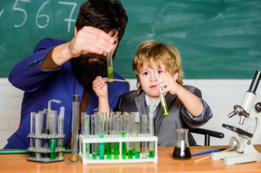 Zeka küpü. Çocuğunuzun yetenekli olabileceğinin işaretleri. Dahi çocuk özel ders. Dahi çocuk. Öğretmen çocuk test tüpleri. Kimyasal deney. Yetenekli bir çocuk yetiştirmek. Özel ve eşsiz.