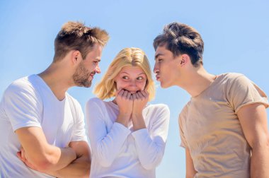 Bizi sadece aşk ısıtabilir. Yaz tatili. Rahatlama zamanı. Bir grup insan dışarıda. Cennet. Başarı yükseklikleri. Mutlu kadın ve iki erkek. Neşeli arkadaşlar. Arkadaşlık ilişkileri. Aile bağı ve sevgi