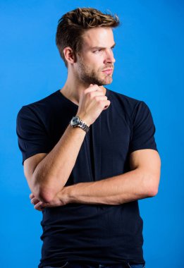 Saatler uygundur. Statü ve itibar. Saat tamiri. Dakik ol. Yakışıklı hippi kol saati takan bir adam. Pahalı bir aksesuar. Kendine güvenen maço lüks saat mavi arka plan