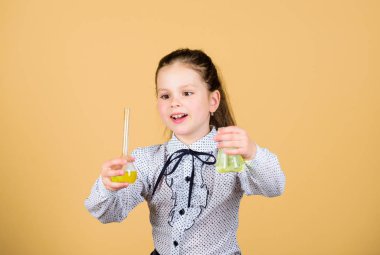 Küçük çocuklar ders çalışır. Kimya dersi. Sezgi ve icat. Eğitici deney. Kimya eğlencesi. Renkli kimyasal sıvıları olan liseli kız. Kimyayla eğleniyorum. Eğitim konsepti. Güvenlik önlemleri