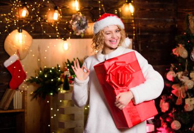 Noel hediyeleri için alışveriş yaparken sevdiğiniz ve sevmediğiniz insanları düşünün. Hediyelik eşya dükkanı. Kadın hediye kutusunu tutuyor. Mükemmel bir hediye seç. Ver ve al. Noel alışveriş konsepti