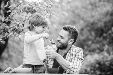 Yaz kahvaltısı. Sağlıklı gıda konsepti. Baba oğul yemek yer ve eğlenir. Bebeği besliyorum. Çocuklar için menü. Aile ev yapımı yemeğin tadını çıkarır. Yemek alışkanlıkları. Babasıyla yemek yiyen küçük bir çocuk.