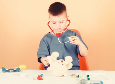 Tıp eğitimi. Çocuk sevimli çocuk gelecek doktor kariyer. Sağlık. Çocuk küçük doktor meşgul tıbbi araçlar ile masa. Tıbbi muayene. Tıp kavramı. Oyuncak ayı için tıbbi prosedürler