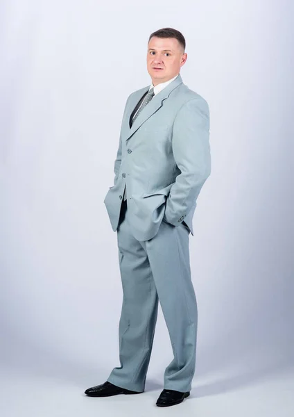 Man goed verzorgd elegante Kaukasische uiterlijk dragen formele kleding. Mannelijke modewinkel. Zakenman concept. Formele stijl kleding. Zakelijk en formeel. Hoofd van de afdeling. Huwelijksmode — Stockfoto