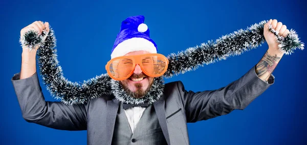 楽しんでるよ。新年会だ。サンタクシーのビジネスマンだ。楽しいクリスマスの時間だ。男のビジネススーツとパーティー用メガネ。冬休みの面白い気分。クリスマスを祝う幸せな男 — ストック写真