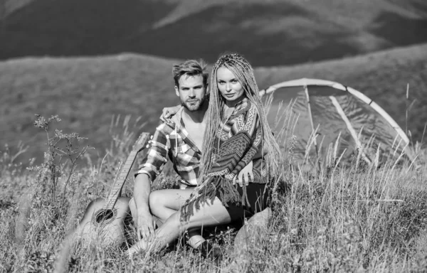 Par kär lycklig avkopplande natur bakgrund. Kärleks koncept. Familjeresor. Sommarlovet. Pojkvän flickvän gitarr nära camping tält. Camping semester. Vandring romantik. Camping i fjäll — Stockfoto