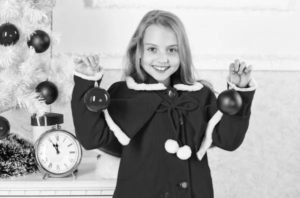 Kinderen kunnen opvrolijken kerstboom door het creëren van hun eigen ornamenten. Top Kerstmis het verfraaien van ideeën voor de kinderkamer. Kind rood kostuum houden christmas ornament bal. Kerst bal traditionele inrichting — Stockfoto