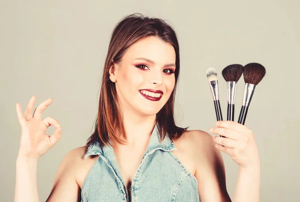 Ok Geste. sinnliche Frau mit langen Haaren, Stil. Friseursalon. Lippenstift und Lidschatten. Sexualität. Kosmetik für die Haut. Mode Make-up Visage. sexy Frau mit professionellem Make-up Pinsel — Stockfoto