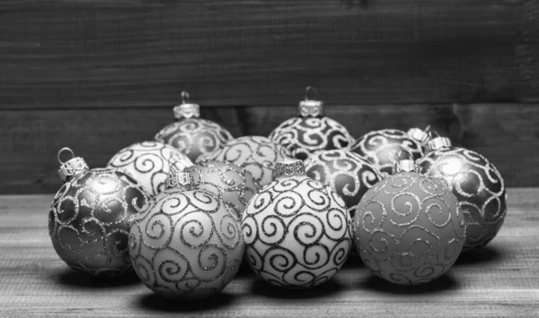 Kugeln mit glitzernden und schimmernden Ornamenten. Weihnachtsschmuck Dekorationen auf Vintage-Holz Hintergrund. Weihnachtsdekoration. wählen farbenfrohe Dekorationen. Moderne Weihnachtsdekoration — Stockfoto