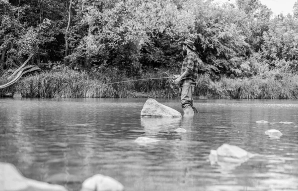 Paciência e espera. A pesca com mosca pode muito bem ser considerada a mais bela de todos os desportos rurais. Ensina o homem a pescar. Pesca esporte ao ar livre. Pescador a pescar peixe. Passatempo de pesca. Calmo e tranquilo — Fotografia de Stock