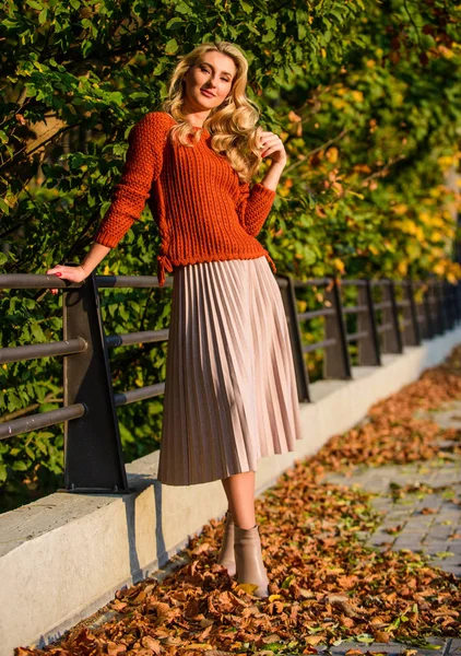 Moda jesienna. Urocza pani cieszy się słoneczną jesienią. Modne ubrania. Piękna blondynka. Kobiecość i czułość. Kobieta spacerująca w jesiennym parku. Moda spódnica plisowana trend. Jesienny stylowy strój — Zdjęcie stockowe