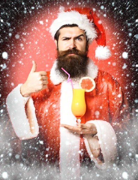 Bonito barbudo santa claus homem no vermelho estúdio fundo — Fotografia de Stock