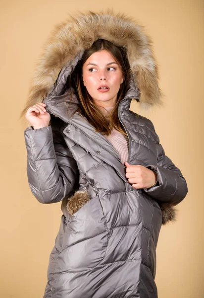 Her mevsim güzel kalmak. Kabarık ceketli kız. Sahte kürk modası. Soğuk algınlığı. Mevsimlik moda. Kış kıyafetleri içinde güzellik. Soğuk sezon alışverişi. Yastıklı, kalın paltolu kadın. Mutlu kış tatilleri. — Stok fotoğraf