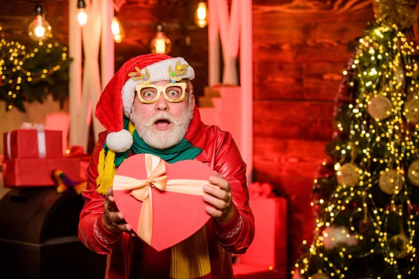 Celebra el año nuevo. Caridad navideña. Difundir amor. Concepto de caridad. Donación generosa. Amabilidad y generosidad. Ayuda de caridad. Ideas de recaudación de fondos de invierno. Hombre barbudo mayor Santa Claus celebrar caja de regalo — Foto de Stock