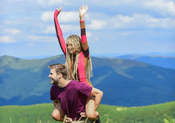 Due cuori pieni d'amore. Bella coppia abbracciando sfondo paesaggio. Coppia innamorata delle vacanze estive. Relazioni romantiche. Viaggio in montagna concetto. Luna di miele negli altopiani. Amore e fiducia — Foto Stock