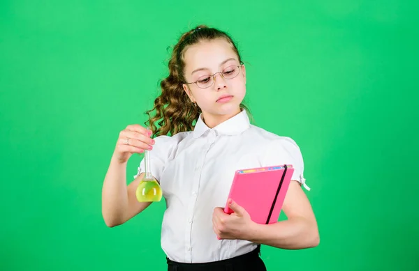 Safety measures. Small kid study. Chemistry lesson. Educative experiment. Chemistry fun. Knowledge day. Schoolgirl with colorful chemical liquids. Having fun with chemistry. Education concept — Stock Photo, Image