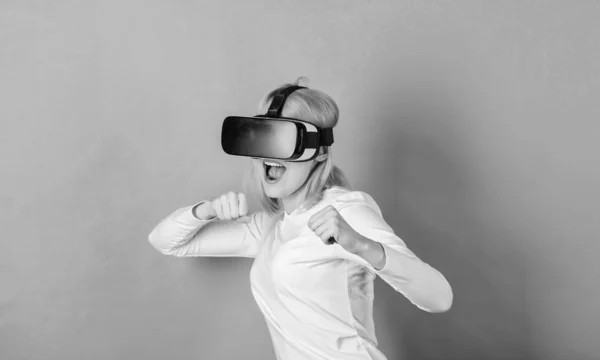 Nő izgatott, 3D-s szemüveg használata. Virtuális valóság szemüveg izgatott mosolygó üzletasszony. 3D-s technológia, virtuális valóság, szórakozás, virtuális térben, és az emberek koncepció. Kapcsolódási pontok. — Stock Fotó