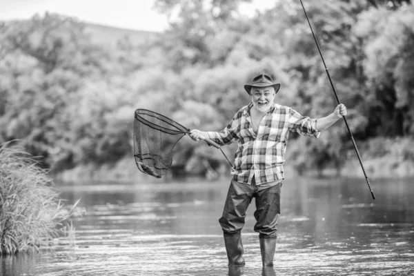 Fiskare med fiskespö. Aktivitet och hobby. Fiske sötvattensjön Pond River. Lyckan är stav i din hand. Senior man fånga fisk. Mogen man fiske. Pensionerad fiskare. Manliga fritid — Stockfoto