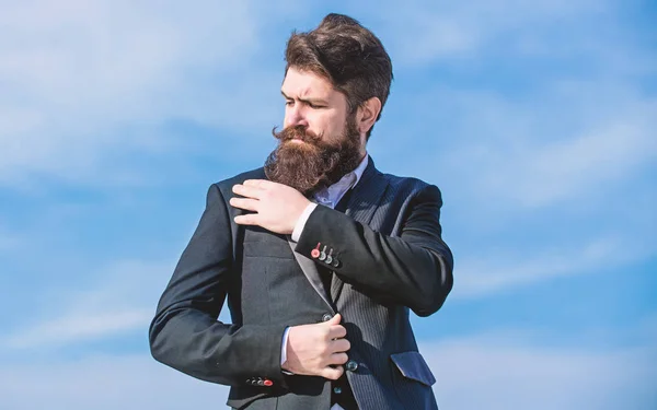 Как раз вовремя. Бизнесмен бородатый лицо фоне неба. Безупречный наряд. Мужчина в костюме регулирует пиджак. Мужская модная мужская одежда. Модный тренд. Парень с бородой и усами носят официальную одежду — стоковое фото
