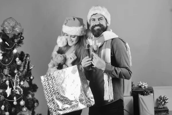 크리스마스 파티 컨셉이야. 웃는 얼굴을 한 남자와 여자 — 스톡 사진