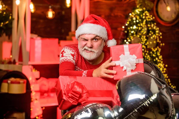 Hombre mayor Santa Claus celebrar caja de regalo decoración globos de aire de plata. Concepto sorpresa. Papá Noel entregando regalos. Tienda de regalos. Regalos para la familia. Regalo de Navidad. Celebra el año nuevo. Venta diciembre — Foto de Stock