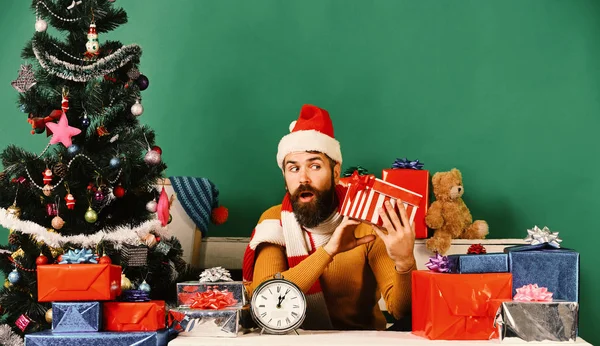 De Kerstman heeft een geschenkdoos. De kerstman heeft cadeautjes — Stockfoto