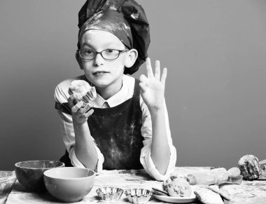 Lekeli tatlı aşçı çocuk.