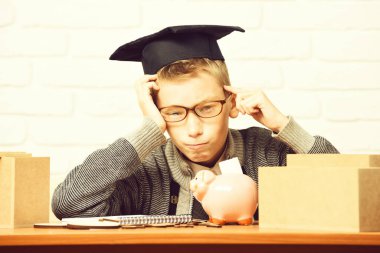 Genç, sevimli, küçük öğrenci.