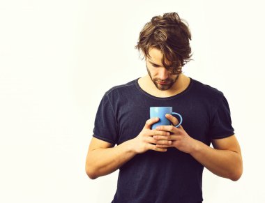 Kafkas seksi, genç maço elinde kahve fincanı ya da kupa tutuyor.