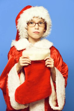 Genç, şirin Noel Baba çocuk.