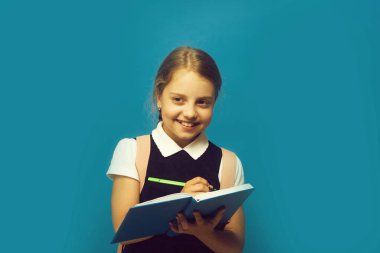 Öğrenci ile yeşil işareti mavi kitapta yazıyor. Çalışma kavramı