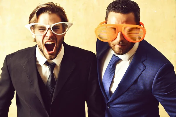 Έννοια για πάρτι γραφείου. όμορφος γενειοφόρος επιχειρηματίες με αστεία γυαλιά — Φωτογραφία Αρχείου