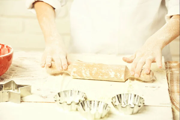 Mãos masculinas de cozinheiro chef — Fotografia de Stock