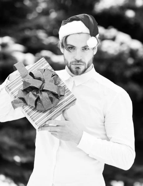 Handsome santa man with present box in winter outdoor — Stock Photo, Image