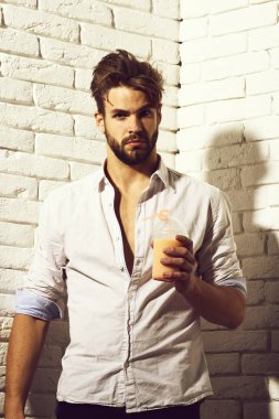 Yakışıklı, sakallı, maço, seksi adam.