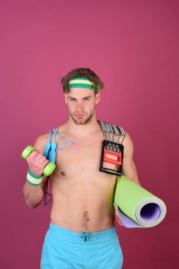 Kendine güvenen bir sporcu. Çıplak gövdeli bir adam.