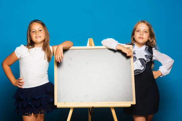 Bildung und Schulkonzept. Kinder lehnen an Tafel — Stockfoto