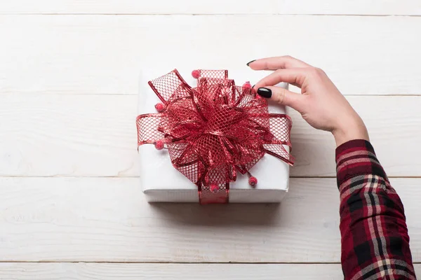 Vacanza e concetto di sorpresa. Scatola regalo per la vigilia di Natale — Foto Stock