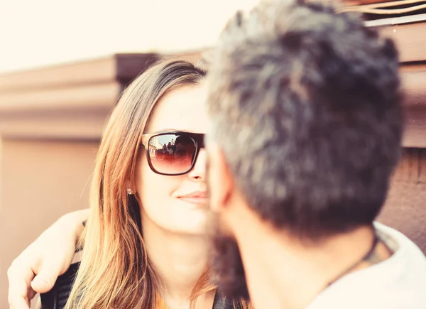 Uomo e donna con la faccia sorridente hanno appuntamento al caffè . — Foto Stock