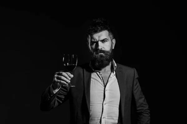 スーツの男は赤ワインの輝くガラスで乾杯 — ストック写真