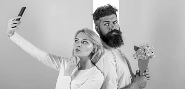 Couple En Amour Bouquet Sortir Ensemble Celebrer Les Relations Anniversaire Partager Un Selfie Heureux Femme Capturant