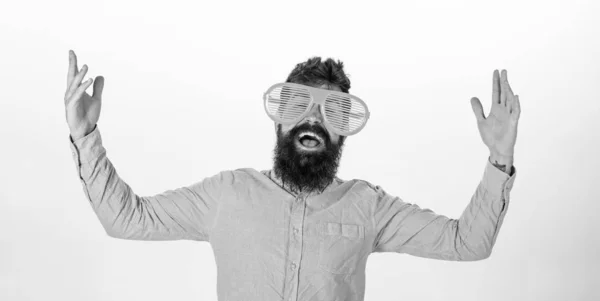 Homme avec barbe et moustache sur le visage heureux porte de drôles de grandes lunettes, fond blanc. Concept d'humeur gai. Hipster regardant à travers des lunettes de soleil à rayures géantes. Guy à la barbe s'amuser — Photo