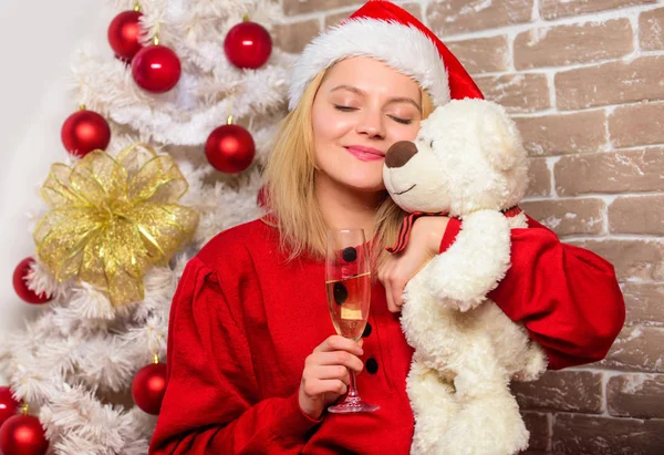 Vrolijk kerstfeest en gelukkig nieuwjaar. Nieuwjaarsfeest. Gelukkig meisje met kerstmuts. levering kerstcadeaus. Een glimlachende vrouw die kerst viert. Samen Kerstmis vieren. groet toast — Stockfoto