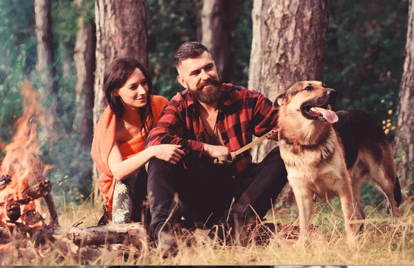 Family relax koncepció. Pár a szerelem vagy a fiatal boldog család — Stock Fotó