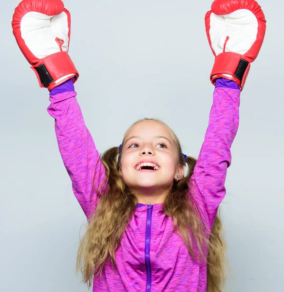 Sport uppfostran. Skicklighet av framgångsrika ledare. Sport uppfostran för ledare. Flicka söt barn med röda handskar poserar på vit bakgrund. Söt unge med sport boxning handskar. Boxning sport för kvinnliga — Stockfoto