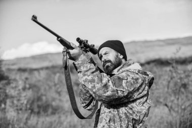 Becerileri nişan. Benim hedef. Sakallı avcı boş zaman avcılık harcamak. Optik ekipman profesyoneller için avcılık. Acımasız erkeksi hobi. Nişan hedef doğa arka plan adamım. Avcı tutun tüfek hedefleyen